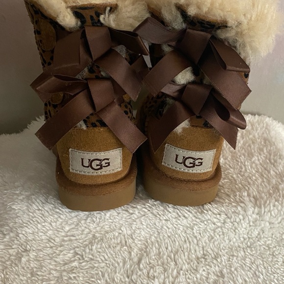 UGG Toddler Girls Bailey Leopard Boots. Gently used. Very clean size 6 - Picture 3 of 16